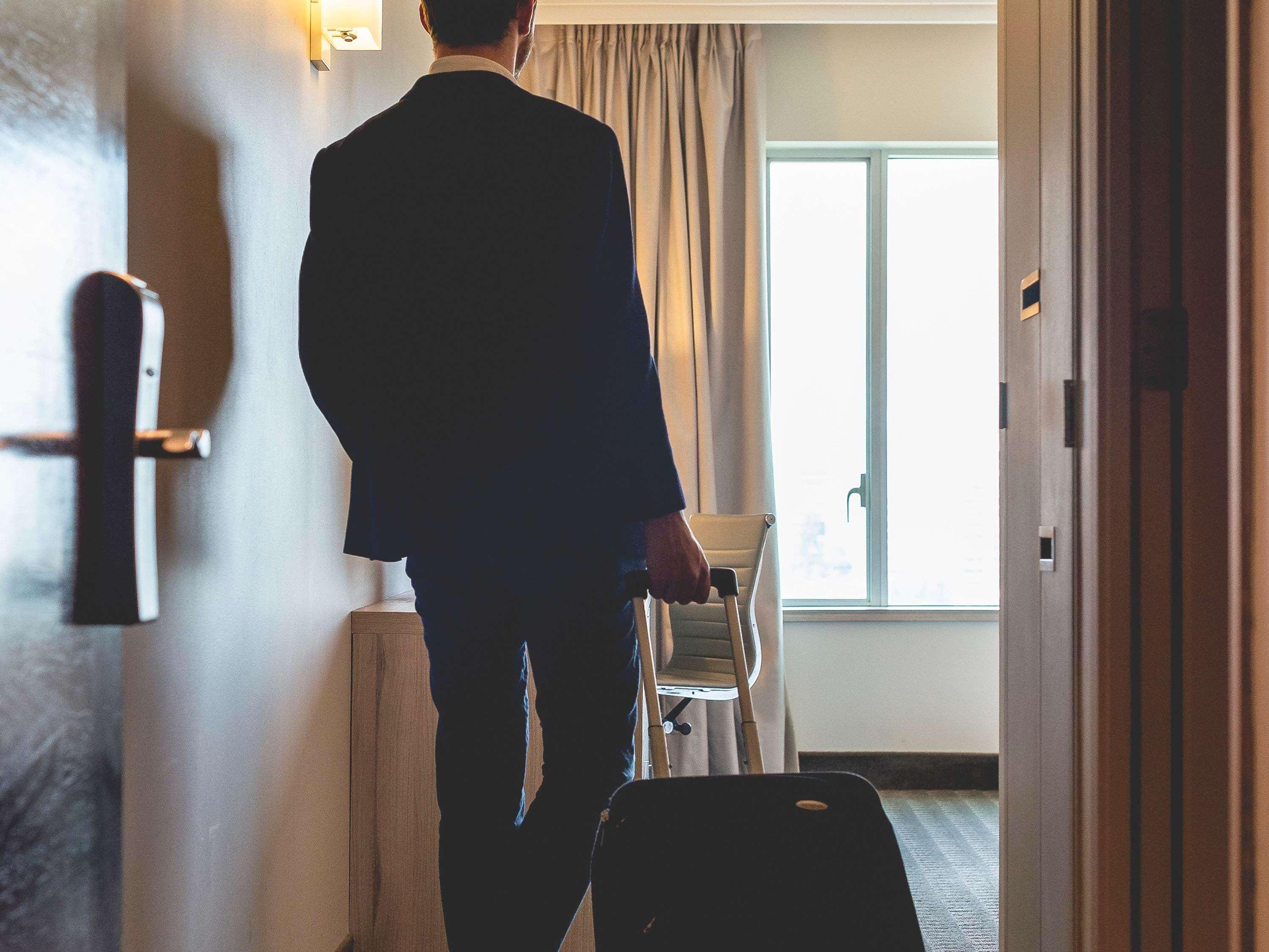 Pullman Santiago Vitacura Eksteriør billede A bellboy entering a hotel room