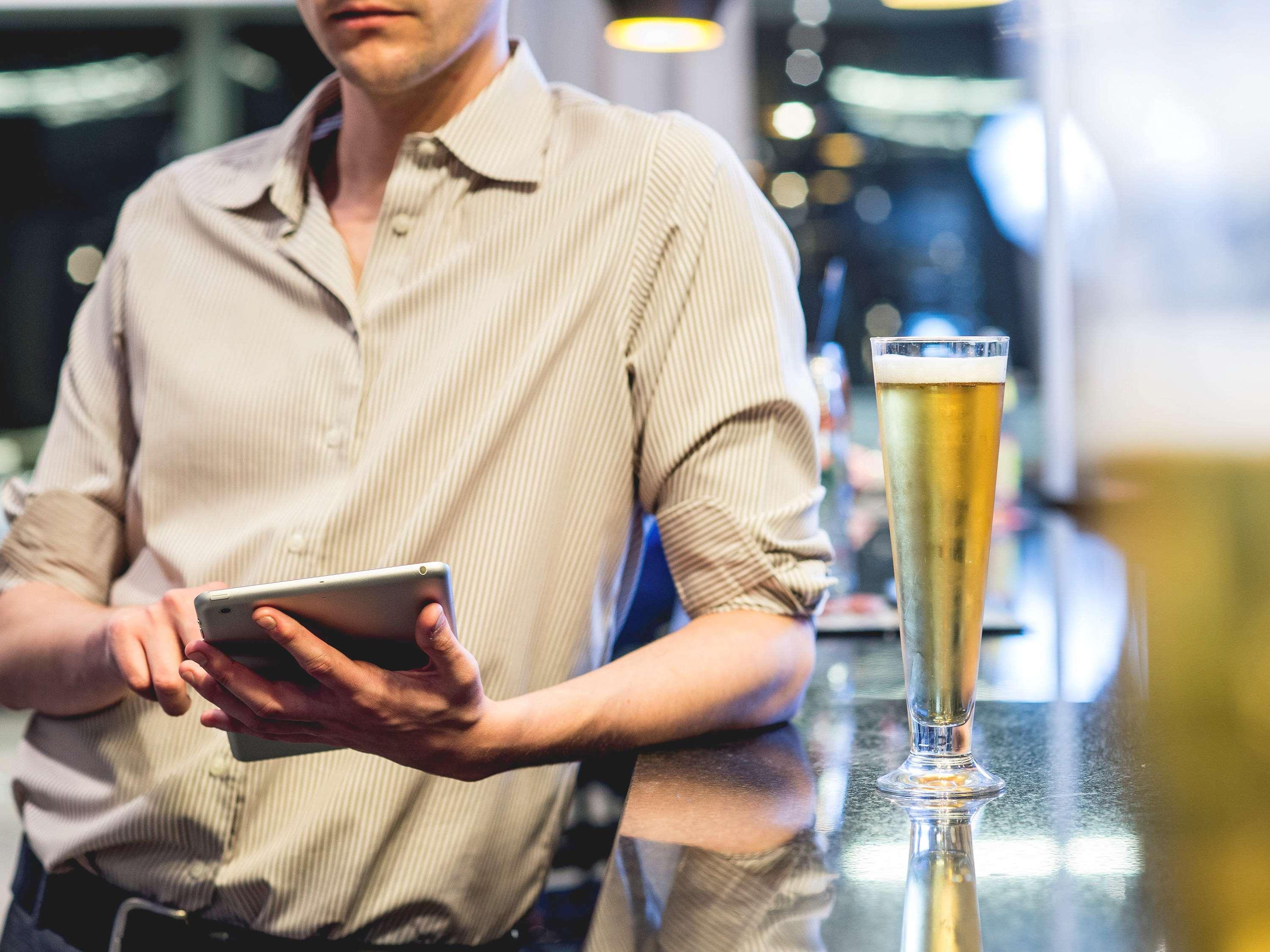 Pullman Santiago Vitacura Eksteriør billede A bartender using a tablet computer