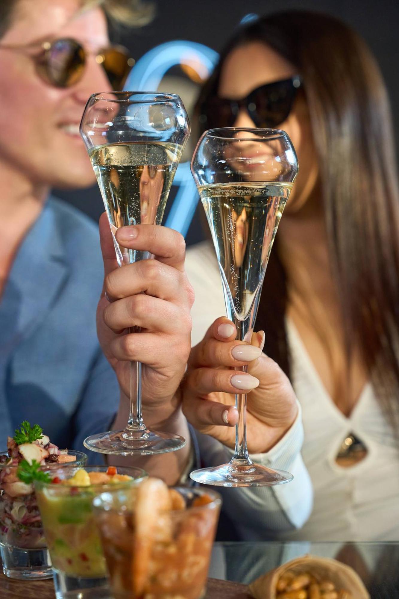 Pullman Santiago Vitacura Eksteriør billede Champagne flutes