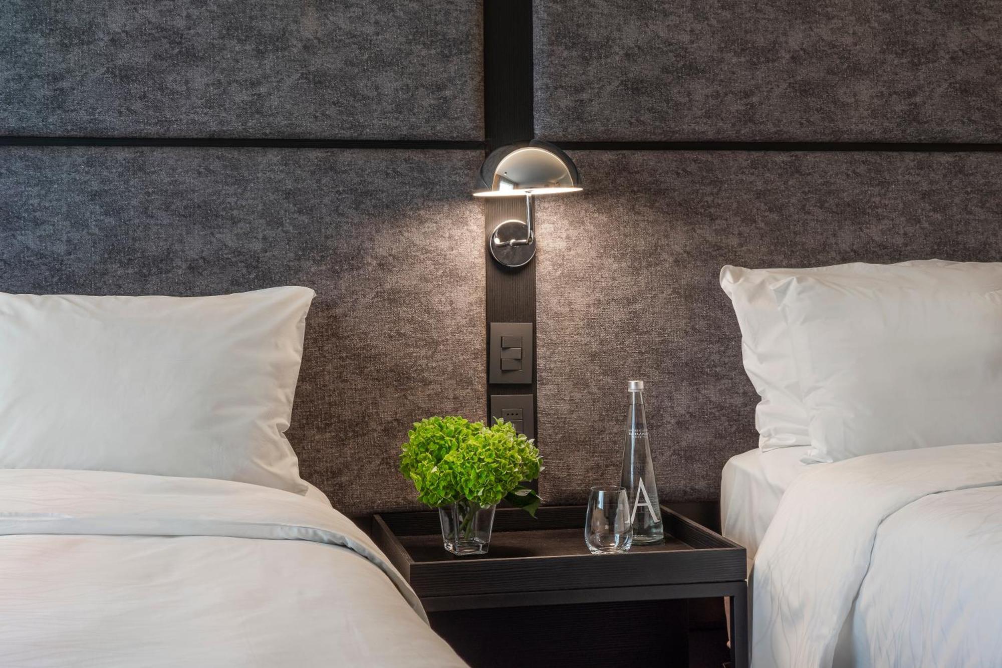 Pullman Santiago Vitacura Eksteriør billede A wall-mounted light