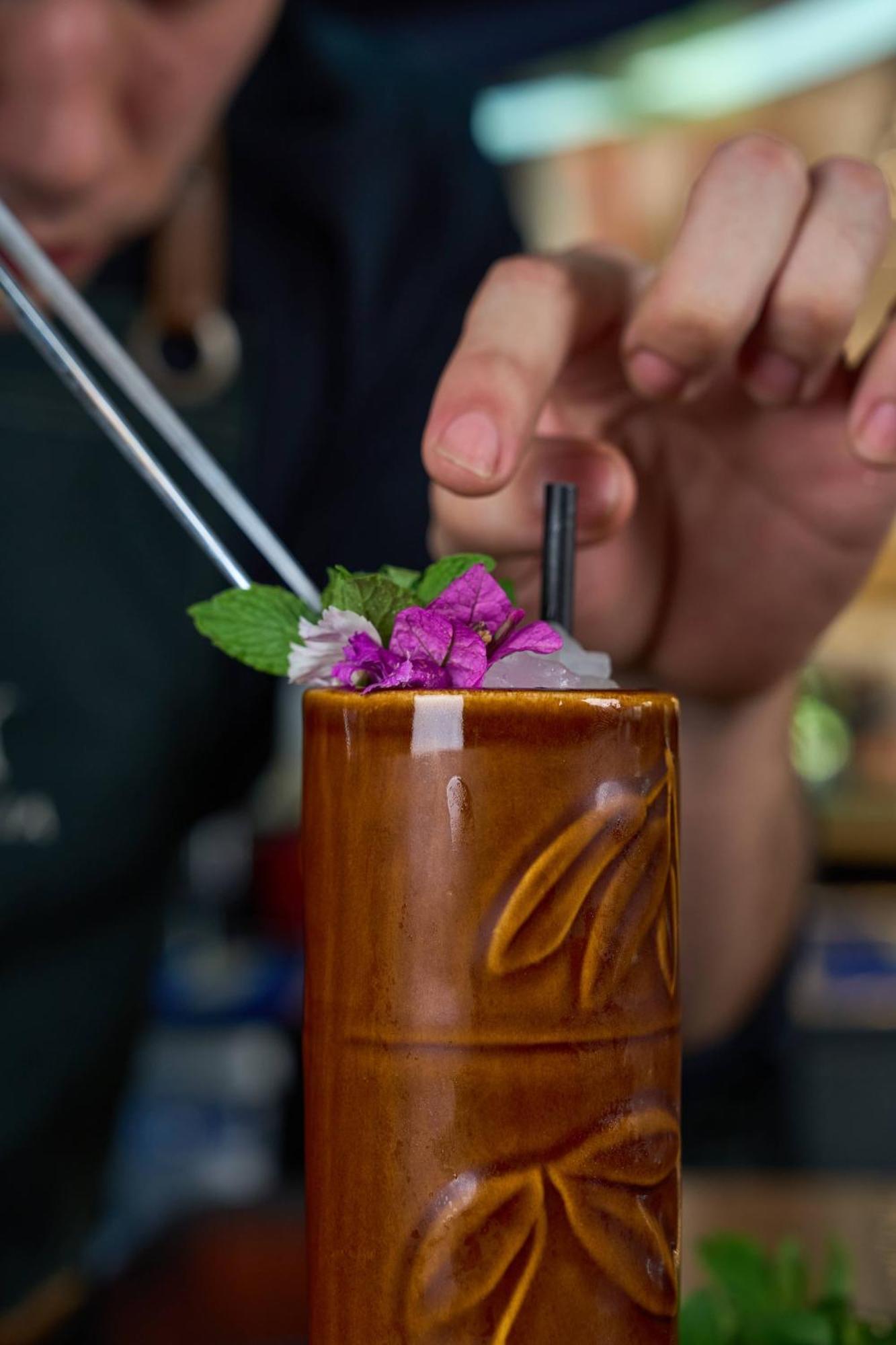Pullman Santiago Vitacura Eksteriør billede A tiki drink being garnished