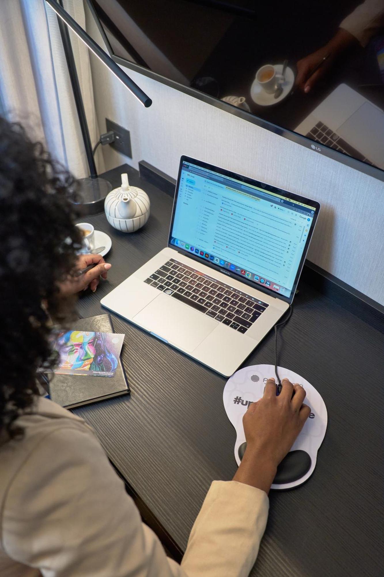 Pullman Santiago Vitacura Eksteriør billede Surface Laptop 3