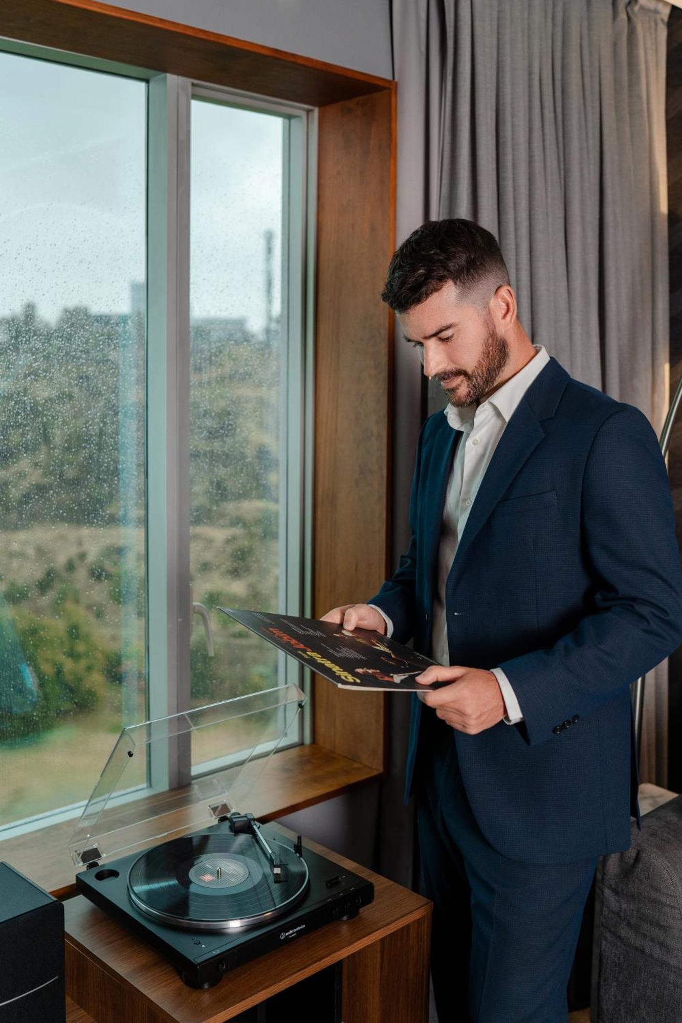 Pullman Santiago Vitacura Eksteriør billede A man wearing a suit