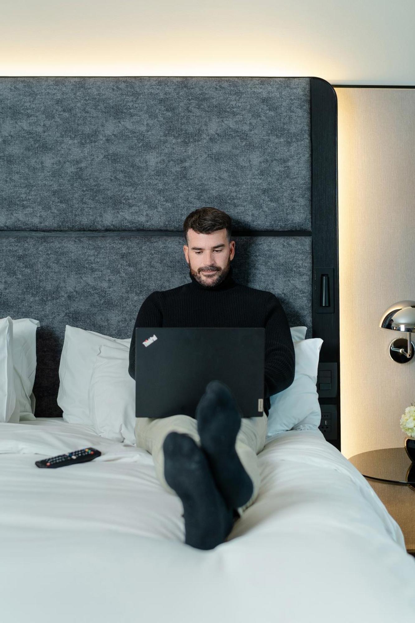 Pullman Santiago Vitacura Eksteriør billede A man working from home