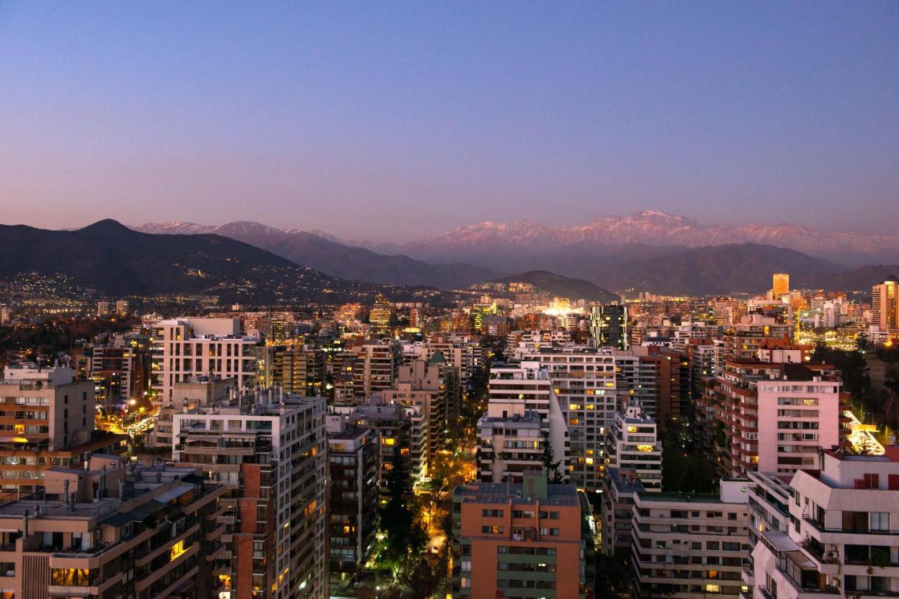 Pullman Santiago Vitacura Eksteriør billede Santiago skyline